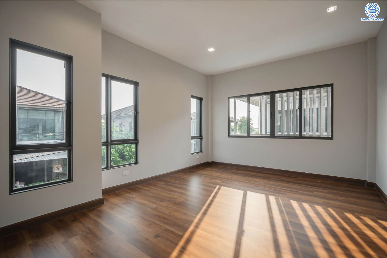 บ้านมือสองตกแต่งใหม่ จากแบรนด์ Sansiri โครงการ เศรษฐสิริ ชัยพฤกษ์-แจ้งวัฒนะ เนื้อที่ 53.3 ตร.ว. ฟังก์ชัน 3 ห้องนอน 3 ห้องน้ำ จอดรถได้ 2 คัน พร้อม Facilities ครบครัน! บนทำเลโซนเมือง เชื่อมต่อทุกการเดินทาง ใกล้เซ็นทรัลแจ้งวัฒนะ, เมืองทองธานี, ทางด่วน "ศรีรัช" และรถไฟฟ้าสายสีชมพู "สถานีปากเกร็ด"...